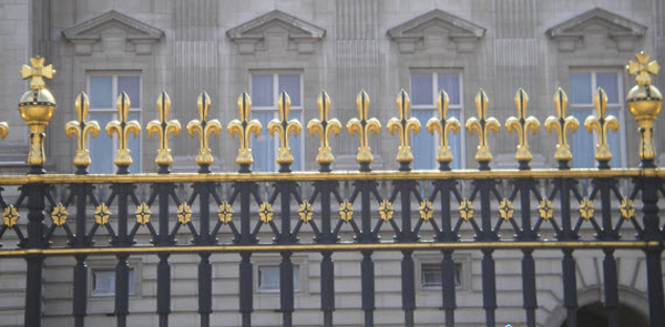 hàng rào bằng sắt đẹp và sang trọng